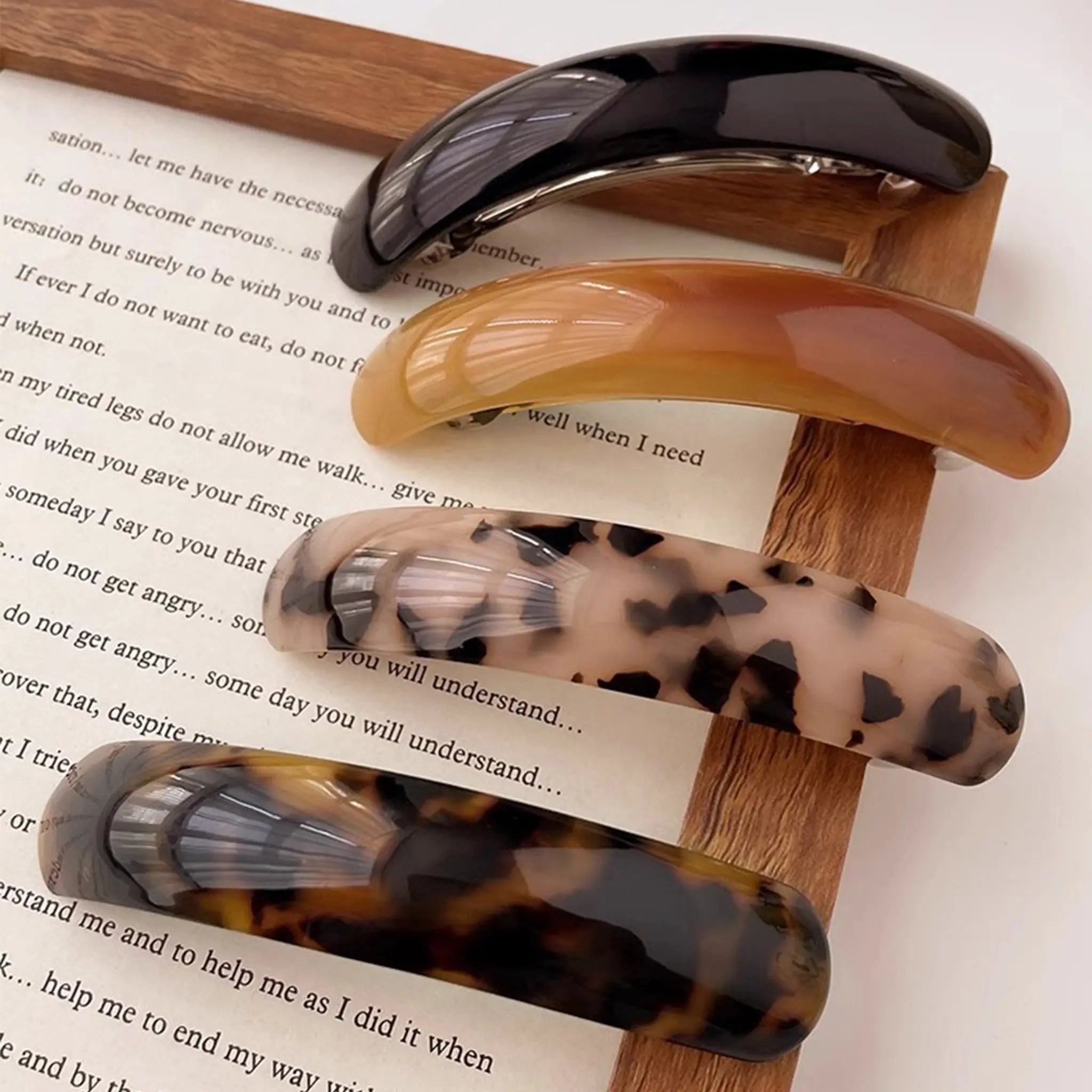Moon-Tied Acetate hair clip STELATIDE